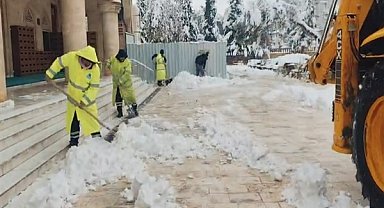 Eyyübiye’de camiler ve yollar kardan temizlendi