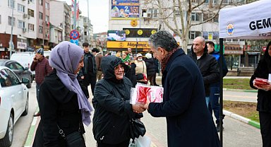 Gemlik’te vatandaşlara Türk bayrağı dağıtıldı