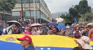 Göstericiler Maduro’nun serbest bırakılmasını talep ederek Karakas sokaklarına çıktı