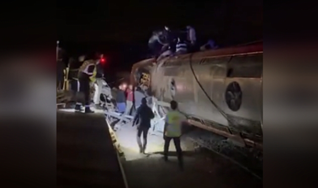 İspanya'nın güneyinde iki trenin raydan çıkması sonucu en az 21 kişi hayatını kaybetti