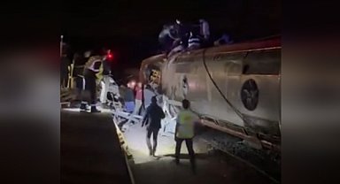 İspanya'nın güneyinde iki trenin raydan çıkması sonucu en az 21 kişi hayatını kaybetti