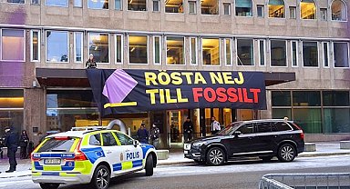 İsveç'te çevre aktivistleri hükümet binasının çatısına çıktı