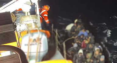 İzmir açıklarında göçmen botu yarı batık halde bulundu