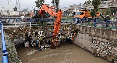 İzmir’de kuvvetli yağışa karşı 342 araçla teyakkuza geçildi