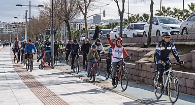 İzmir’de pedallar, görme engellilerin kitaplara erişimi için çevrildi