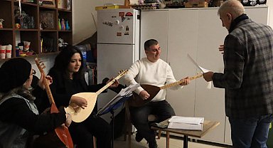 İzmit’te Alzheimer Yaşam Evi sakinleri için bağlama dinletisi düzenlendi