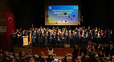 Kadıköy’de 65 yaş üstü bireyler İkinci Bahar Akademisi’nden mezun oldu