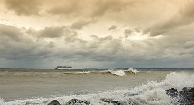 Kartal açıklarında sürüklenen kargo gemisi emniyetle demirletildi