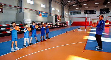 Kaş Ova Spor Salonu'nda birçok alanda eğitim veriliyor