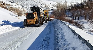 Kayseri'de kar yağışı sonrası 126 mahalle yolu ulaşıma açıldı