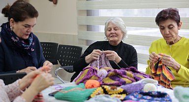 Konak'ta yapılan örgü işleri, çocuklara gönderiliyor