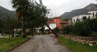 Marmaris'te yağmur nedeniyle çalışmalar sürdürülüyor