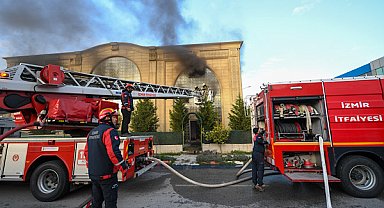 Menderes’te fabrika yangını itfaiye ekiplerince söndürüldü