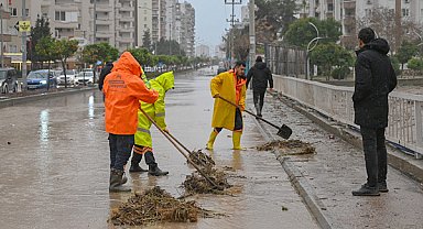 Mersin’de yoğun yağış sonrası temizlik ve tahliye çalışmaları sürüyor