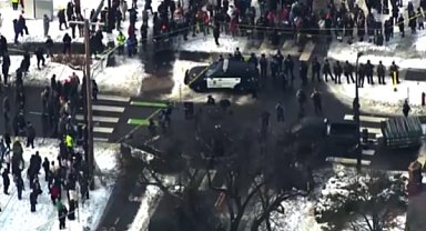 Minneapolis'te polisin bir kadını öldürmesinin ardından büyük protestolar başladı