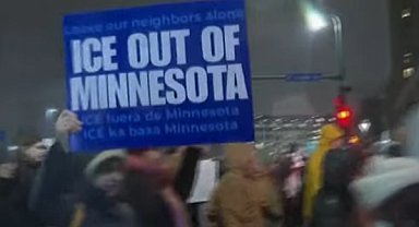 Minneapolis'te protestocular, olay yerine giden trafiği engellemek için barikatlar kurdu