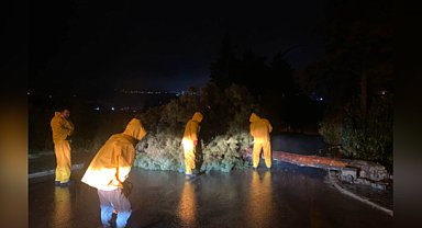 Pamukkale'de ekipler fırtına sonrası teyakkuza geçti