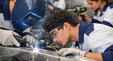 Pendik’te Denizcilik Lisesinde elektrikli ve çevre sostu tekne üretildi