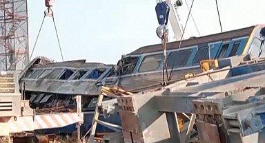 Tayland'da tren üzerine vinç düştü