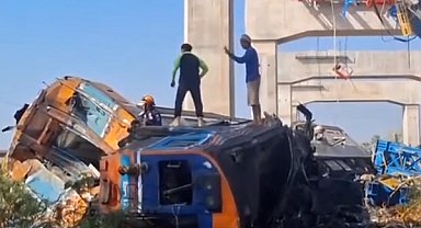 Tayland'da vinç trenin üzerine devrildi: En az 32 ölü