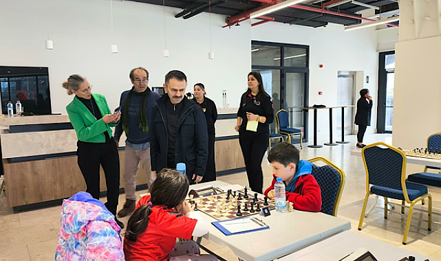 Vali Aktaş, Kocaeli Sanayi Odası Satranç Turnuvası finallerini izledi
