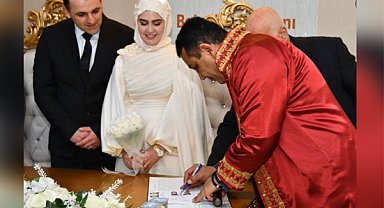 Vali Baruş’tan genç çifte 