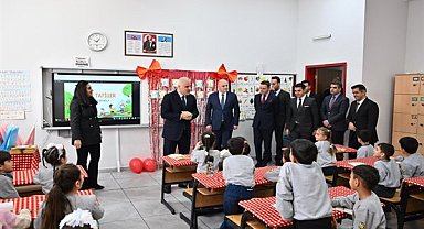 Vali Zorluoğlu Diyarbakır’da öğrencilerin karne sevincine ortak oldu