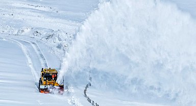 Van Büyükşehir Belediyesi'nden kırsalda karla mücadelesi