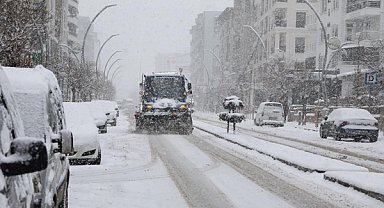 Van'da karla mücadele çalışmaları sürdürülüyor