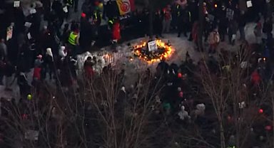 Yüzlerce yaslı, dondurucu soğukta Renee Good'u anmak için toplandı