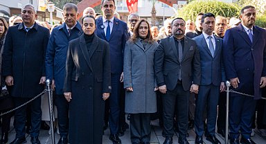 Zübeyde Hanım, Karşıyaka'daki anıt mezarı başında anıldı