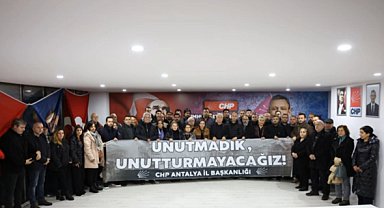 6 Şubat depreminin yıl dönümünde hayatını kaybedenler Antalya'da anıldı 