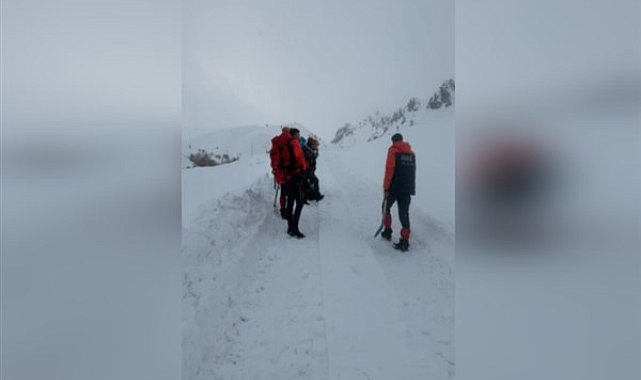 Ağrı’da verici istasyonuna giden aracın üzerine çığ düştü