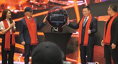 American Dream, Çin Bahar Bayramı için kırmızıya büründü