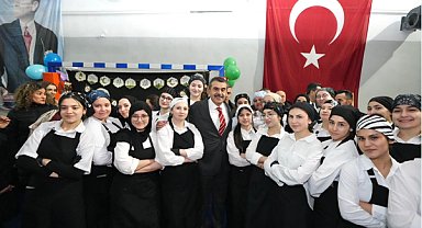 Bakan Tekin, öğrenci ve öğretmenlerle iftar yaptı