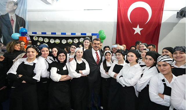 Bakan Tekin, öğrenci ve öğretmenlerle iftar yaptı