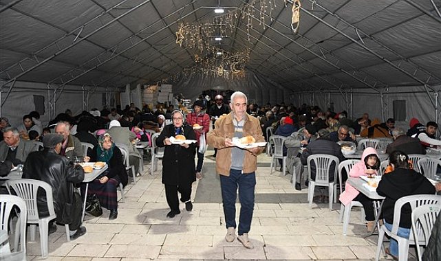 Başkan Çenet, iftar çadırında vatandaşlarla oruç açtı