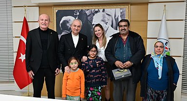 Başkan Kocagöz, görme sorunu olan öğrencilere gözlüklerini teslim etti 