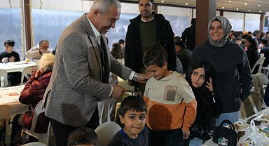 Başkan Özçelik, ilk iftarı vatandaşlarla birlikte yaptı