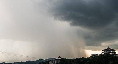 Batı bölgeleri için kuvvetli rüzgar ve fırtına uyarısı