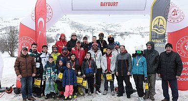 Bayburt’ta kurtuluş kayak kupası düzenlendi