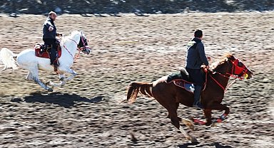 Bayburt’ta kurtuluşun 108. yılı etkinliklerinde cirit müsabakası düzenlendi