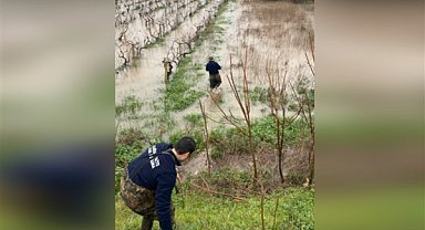 Büyükşehir itfaiyesi selde mahsur kalanlara yardım etti
