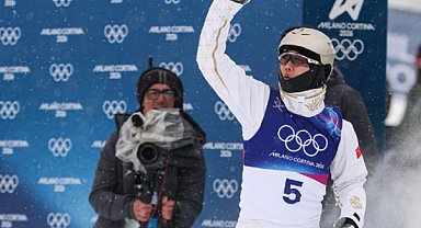 Çinli Wang Xindi, Kış Olimpiyatları'nda altın madalya kazandı 