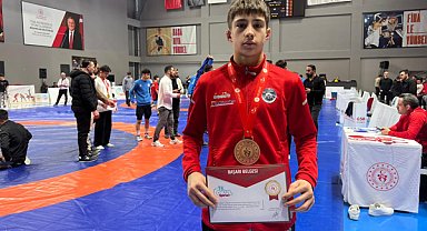 Düzce Belediyesi güreş sporcusu Türkiye üçüncüsü oldu