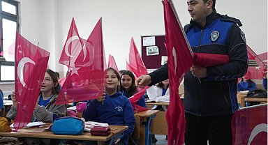 Düzce Zabıtası, okullarda Türk bayrağı dağıttı