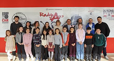 Eskişehir’de çocuklar, üniversite radyosunu ziyaret etti