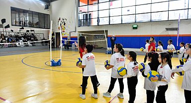 “Fabrika Voleybol” projesiyle çocuklar ücretsiz voleybol eğitimi alıyor