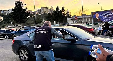 Gemlik Belediyesi’nden trafikte iftariyelik dağıtımı