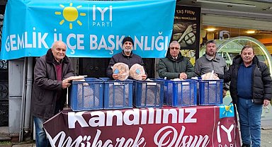 Gemlik’te Berat Kandili dolayısıyla Ramazan pidesi dağıtıldı